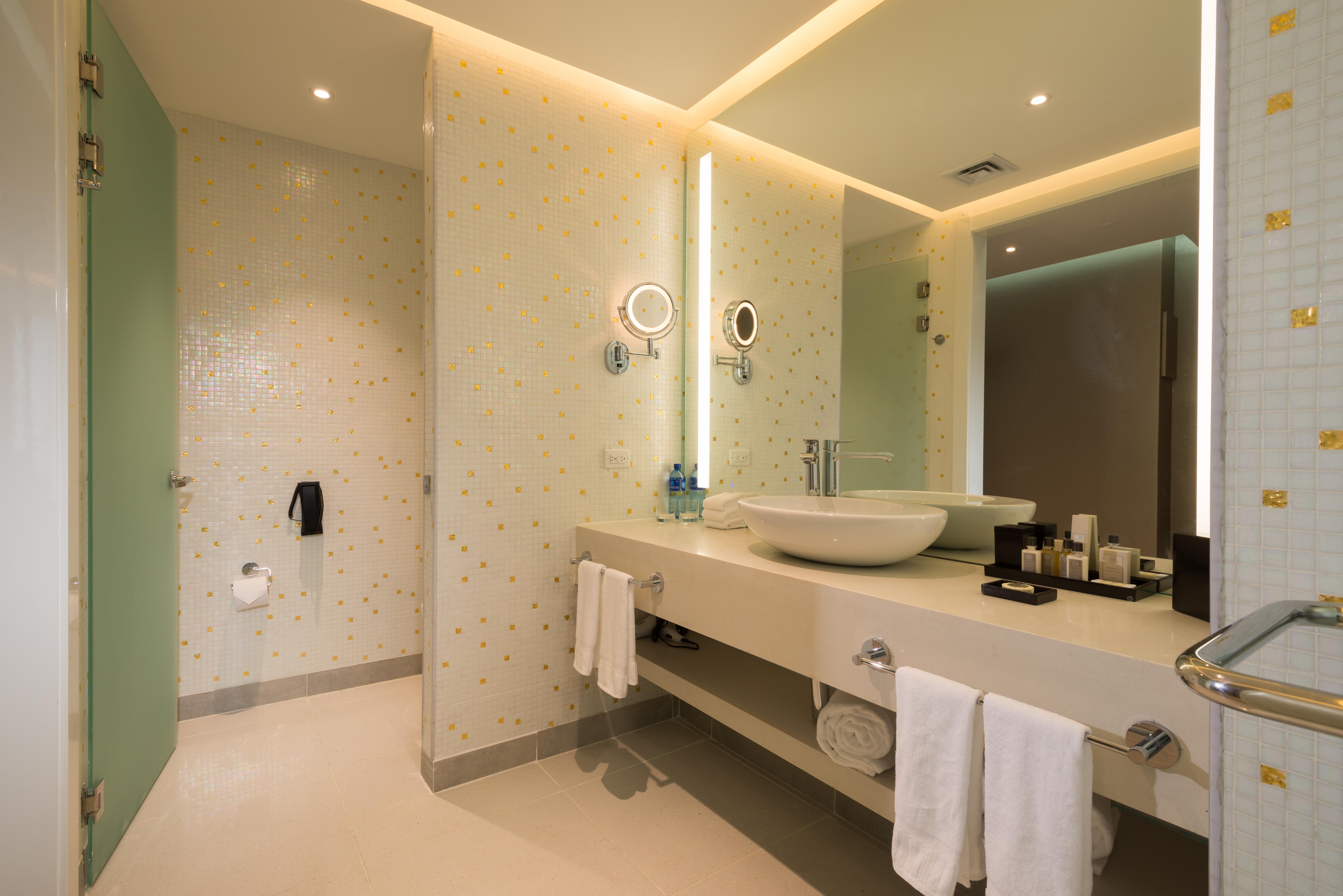Hotel Las Americas Golden Tower Panamá Buitenkant foto Bathroom