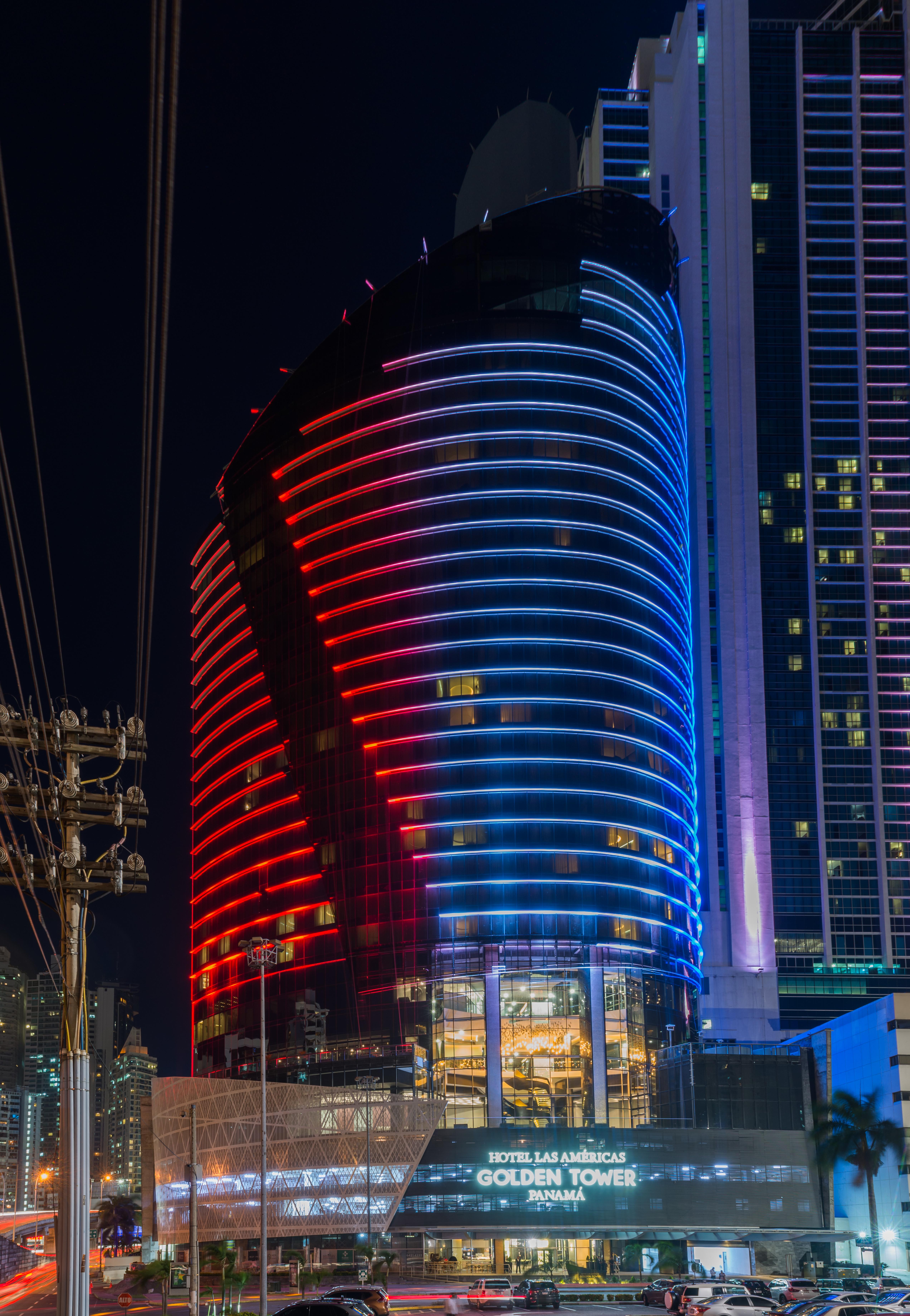 Hotel Las Americas Golden Tower Panamá Buitenkant foto The hotel at night