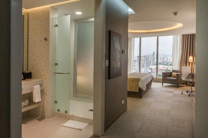 Hotel Las Americas Golden Tower Panamá Buitenkant foto A guest room at the hotel