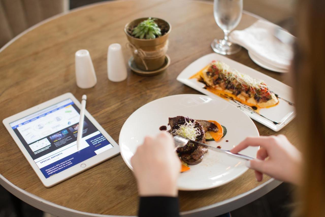 Hotel Las Americas Golden Tower Panamá Buitenkant foto A woman using a tablet while eating