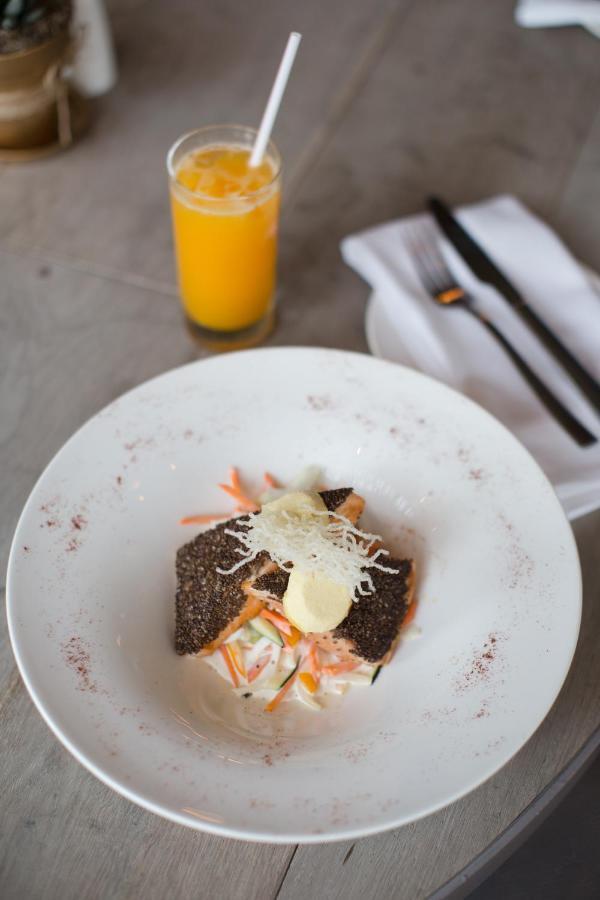 Hotel Las Americas Golden Tower Panamá Buitenkant foto A plate of salmon with a glass of orange juice